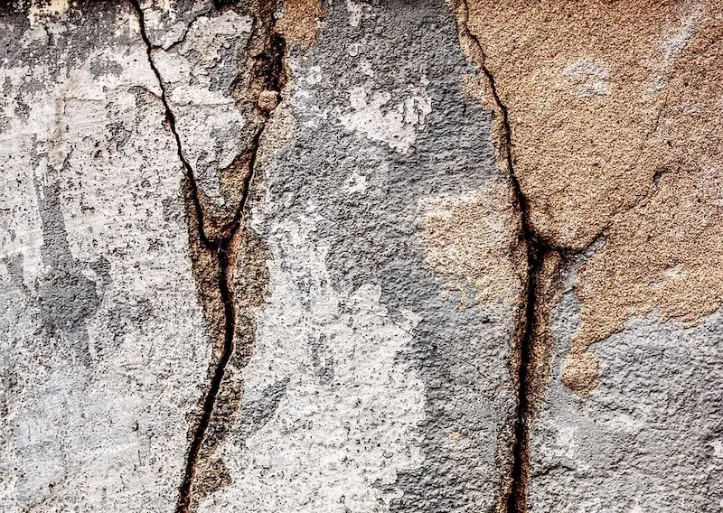 Fissure sur le mur d'une maison